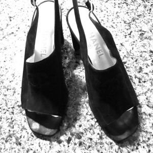 Chanel size 39 high block heeled shoes- black